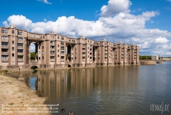 Viennaslide-05364334 Saint-Quentin-en-Yvelines, Ricardo Bofill, Les Arcades du Lac and Le Viaduc around Bassin de la Sourderie