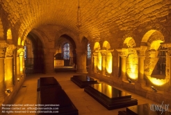 Viennaslide-05372101 Die Kathedrale von Saint-Denis ist eine ehemalige Abteikirche in der Stadt Saint-Denis nördlich von Paris. Sie gilt kunsthistorisch als einer der Gründungsbauten der Gotik, da in dem 1140 unter Abt Suger begonnenen Umgangschor die ersten spitzbogigen Kreuzrippengewölbe ausgeführt wurden.