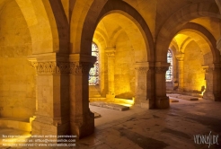 Viennaslide-05372106 Die Kathedrale von Saint-Denis ist eine ehemalige Abteikirche in der Stadt Saint-Denis nördlich von Paris. Sie gilt kunsthistorisch als einer der Gründungsbauten der Gotik, da in dem 1140 unter Abt Suger begonnenen Umgangschor die ersten spitzbogigen Kreuzrippengewölbe ausgeführt wurden.