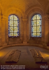 Viennaslide-05372108 Die Kathedrale von Saint-Denis ist eine ehemalige Abteikirche in der Stadt Saint-Denis nördlich von Paris. Sie gilt kunsthistorisch als einer der Gründungsbauten der Gotik, da in dem 1140 unter Abt Suger begonnenen Umgangschor die ersten spitzbogigen Kreuzrippengewölbe ausgeführt wurden.