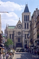 Viennaslide-05372110 Die Kathedrale von Saint-Denis ist eine ehemalige Abteikirche in der Stadt Saint-Denis nördlich von Paris. Sie gilt kunsthistorisch als einer der Gründungsbauten der Gotik, da in dem 1140 unter Abt Suger begonnenen Umgangschor die ersten spitzbogigen Kreuzrippengewölbe ausgeführt wurden.