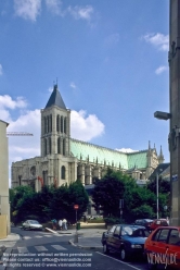 Viennaslide-05372111 Die Kathedrale von Saint-Denis ist eine ehemalige Abteikirche in der Stadt Saint-Denis nördlich von Paris. Sie gilt kunsthistorisch als einer der Gründungsbauten der Gotik, da in dem 1140 unter Abt Suger begonnenen Umgangschor die ersten spitzbogigen Kreuzrippengewölbe ausgeführt wurden.