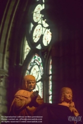 Viennaslide-05372112 Die Kathedrale von Saint-Denis ist eine ehemalige Abteikirche in der Stadt Saint-Denis nördlich von Paris. Sie gilt kunsthistorisch als einer der Gründungsbauten der Gotik, da in dem 1140 unter Abt Suger begonnenen Umgangschor die ersten spitzbogigen Kreuzrippengewölbe ausgeführt wurden.