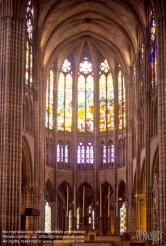 Viennaslide-05372114 Die Kathedrale von Saint-Denis ist eine ehemalige Abteikirche in der Stadt Saint-Denis nördlich von Paris. Sie gilt kunsthistorisch als einer der Gründungsbauten der Gotik, da in dem 1140 unter Abt Suger begonnenen Umgangschor die ersten spitzbogigen Kreuzrippengewölbe ausgeführt wurden.