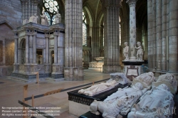 Viennaslide-05372117 Die Kathedrale von Saint-Denis ist eine ehemalige Abteikirche in der Stadt Saint-Denis nördlich von Paris. Sie gilt kunsthistorisch als einer der Gründungsbauten der Gotik, da in dem 1140 unter Abt Suger begonnenen Umgangschor die ersten spitzbogigen Kreuzrippengewölbe ausgeführt wurden.