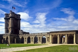 Viennaslide-05372202 Das Schloss Vincennes in der am östlichen Rand von Paris gelegenen Stadt Vincennes ist neben dem Louvre eines der bedeutendsten Schlösser in der Geschichte Frankreichs. Sein Wohnturm ist mit 50 Meter Höhe einer der höchsten Frankreichs.