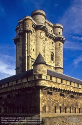Viennaslide-05372203 Das Schloss Vincennes in der am östlichen Rand von Paris gelegenen Stadt Vincennes ist neben dem Louvre eines der bedeutendsten Schlösser in der Geschichte Frankreichs. Sein Wohnturm ist mit 50 Meter Höhe einer der höchsten Frankreichs.