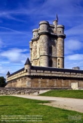 Viennaslide-05372204 Das Schloss Vincennes in der am östlichen Rand von Paris gelegenen Stadt Vincennes ist neben dem Louvre eines der bedeutendsten Schlösser in der Geschichte Frankreichs. Sein Wohnturm ist mit 50 Meter Höhe einer der höchsten Frankreichs.