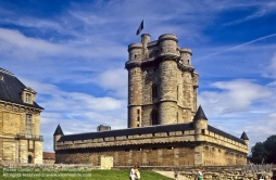 Viennaslide-05372207 Das Schloss Vincennes in der am östlichen Rand von Paris gelegenen Stadt Vincennes ist neben dem Louvre eines der bedeutendsten Schlösser in der Geschichte Frankreichs. Sein Wohnturm ist mit 50 Meter Höhe einer der höchsten Frankreichs.