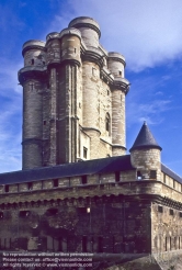 Viennaslide-05372208 Das Schloss Vincennes in der am östlichen Rand von Paris gelegenen Stadt Vincennes ist neben dem Louvre eines der bedeutendsten Schlösser in der Geschichte Frankreichs. Sein Wohnturm ist mit 50 Meter Höhe einer der höchsten Frankreichs.