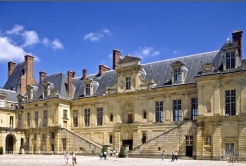 Viennaslide-05373002 Das Schloss Fontainebleau in Fontainebleau, Département Seine-et-Marne, ist ein französisches Schloss rund 60 km südlich von Paris, das zeitweilig unter anderem von Kaiser Napoleon Bonaparte genutzt wurde.
Architekten: Philibert de l’Orme, Sebastiano Serlio, Jean Bullant, Gilles le Breton