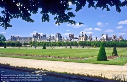 Viennaslide-05373004 Das Schloss Fontainebleau in Fontainebleau, Département Seine-et-Marne, ist ein französisches Schloss rund 60 km südlich von Paris, das zeitweilig unter anderem von Kaiser Napoleon Bonaparte genutzt wurde.
Architekten: Philibert de l’Orme, Sebastiano Serlio, Jean Bullant, Gilles le Breton