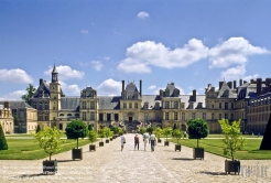 Viennaslide-05373006 Das Schloss Fontainebleau in Fontainebleau, Département Seine-et-Marne, ist ein französisches Schloss rund 60 km südlich von Paris, das zeitweilig unter anderem von Kaiser Napoleon Bonaparte genutzt wurde.
Architekten: Philibert de l’Orme, Sebastiano Serlio, Jean Bullant, Gilles le Breton