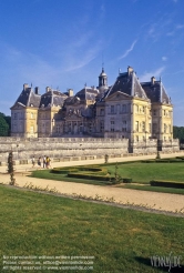 Viennaslide-05374002 Das Schloss Vaux-le-Vicomte im französischen Maincy, bei Melun im Département Seine-et-Marne (Region Île-de-France) und sein Park wurden in den Jahren 1656 bis 1661 auf Veranlassung des französischen Finanzministers Nicolas Fouquet nach den Plänen des Architekten Louis Le Vau und des Gartenarchitekten André Le Nôtre im klassizistischen Barockstil erschaffen. Die Innenausstattung entwarf der Maler Charles Lebrun, der zur Ausführung Pierre Mignard und Pierre Puget hinzuzog.