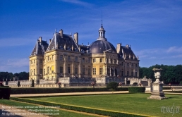 Viennaslide-05374005 Das Schloss Vaux-le-Vicomte im französischen Maincy, bei Melun im Département Seine-et-Marne (Region Île-de-France) und sein Park wurden in den Jahren 1656 bis 1661 auf Veranlassung des französischen Finanzministers Nicolas Fouquet nach den Plänen des Architekten Louis Le Vau und des Gartenarchitekten André Le Nôtre im klassizistischen Barockstil erschaffen. Die Innenausstattung entwarf der Maler Charles Lebrun, der zur Ausführung Pierre Mignard und Pierre Puget hinzuzog.