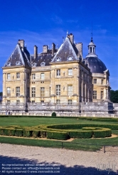 Viennaslide-05374007 Das Schloss Vaux-le-Vicomte im französischen Maincy, bei Melun im Département Seine-et-Marne (Region Île-de-France) und sein Park wurden in den Jahren 1656 bis 1661 auf Veranlassung des französischen Finanzministers Nicolas Fouquet nach den Plänen des Architekten Louis Le Vau und des Gartenarchitekten André Le Nôtre im klassizistischen Barockstil erschaffen. Die Innenausstattung entwarf der Maler Charles Lebrun, der zur Ausführung Pierre Mignard und Pierre Puget hinzuzog.