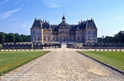 Viennaslide-05374008 Das Schloss Vaux-le-Vicomte im französischen Maincy, bei Melun im Département Seine-et-Marne (Region Île-de-France) und sein Park wurden in den Jahren 1656 bis 1661 auf Veranlassung des französischen Finanzministers Nicolas Fouquet nach den Plänen des Architekten Louis Le Vau und des Gartenarchitekten André Le Nôtre im klassizistischen Barockstil erschaffen. Die Innenausstattung entwarf der Maler Charles Lebrun, der zur Ausführung Pierre Mignard und Pierre Puget hinzuzog.