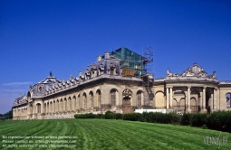 Viennaslide-05375005 Das Schloss Chantilly liegt in der französischen Kleinstadt Chantilly im Département Oise, ca. 50 Kilometer nordöstlich von Paris. Es wurde um 1560 für Anne de Montmorency erbaut und fiel nach Aussterben der Hauptlinie der Montmorency 1643 durch Erbschaft an die Prinzen von Bourbon-Condé, deren Sitz es bis zu ihrem Aussterben 1830 – mit Unterbrechung während der Revolutions- und Napoleonzeit – blieb. Danach fiel es an den Herzog von Aumale, einen jüngeren Sohn des Bürgerkönigs Louis-Philippe, der das in der Revolutionszeit zerstörte Schloss 1876–82 wieder aufbauen ließ und es dem Institut de France vermachte. Das Schloss von Chantilly ist vor allem durch seinen Park, seine Gemäldesammlung und sein Reitgestüt berühmt.