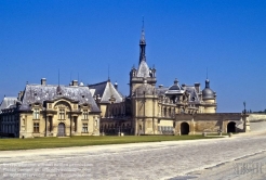 Viennaslide-05375007 Das Schloss Chantilly liegt in der französischen Kleinstadt Chantilly im Département Oise, ca. 50 Kilometer nordöstlich von Paris. Es wurde um 1560 für Anne de Montmorency erbaut und fiel nach Aussterben der Hauptlinie der Montmorency 1643 durch Erbschaft an die Prinzen von Bourbon-Condé, deren Sitz es bis zu ihrem Aussterben 1830 – mit Unterbrechung während der Revolutions- und Napoleonzeit – blieb. Danach fiel es an den Herzog von Aumale, einen jüngeren Sohn des Bürgerkönigs Louis-Philippe, der das in der Revolutionszeit zerstörte Schloss 1876–82 wieder aufbauen ließ und es dem Institut de France vermachte. Das Schloss von Chantilly ist vor allem durch seinen Park, seine Gemäldesammlung und sein Reitgestüt berühmt.