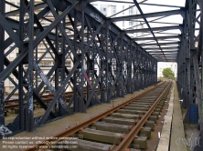 Viennaslide-05387008 Der Chemin de Fer de Petite Ceinture (Kleine Ringbahn) war eine 32 Kilometer lange, Paris umrundende Eisenbahnstrecke, die ab 1852 die in der Stadt gelegenen Endbahnhöfe miteinander verband. Sie verlief innerhalb der Stadtgrenze weitgehend entlang der Thiersschen Stadtbefestigung, einer Mitte des 19. Jahrhunderts errichteten Verteidigungsanlage, da sie auch militärischen Zwecken dienen sollte. Seit 1934 großenteils stillgelegt, sind ihre reichlich verbliebenen Gleise und Bahnhöfe seit Jahrzehnten Gegenstand von Debatten über Bebauung oder Bewahrung.