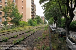 Viennaslide-05387012 Der Chemin de Fer de Petite Ceinture (Kleine Ringbahn) war eine 32 Kilometer lange, Paris umrundende Eisenbahnstrecke, die ab 1852 die in der Stadt gelegenen Endbahnhöfe miteinander verband. Sie verlief innerhalb der Stadtgrenze weitgehend entlang der Thiersschen Stadtbefestigung, einer Mitte des 19. Jahrhunderts errichteten Verteidigungsanlage, da sie auch militärischen Zwecken dienen sollte. Seit 1934 großenteils stillgelegt, sind ihre reichlich verbliebenen Gleise und Bahnhöfe seit Jahrzehnten Gegenstand von Debatten über Bebauung oder Bewahrung.