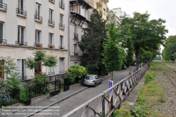 Viennaslide-05387013 Der Chemin de Fer de Petite Ceinture (Kleine Ringbahn) war eine 32 Kilometer lange, Paris umrundende Eisenbahnstrecke, die ab 1852 die in der Stadt gelegenen Endbahnhöfe miteinander verband. Sie verlief innerhalb der Stadtgrenze weitgehend entlang der Thiersschen Stadtbefestigung, einer Mitte des 19. Jahrhunderts errichteten Verteidigungsanlage, da sie auch militärischen Zwecken dienen sollte. Seit 1934 großenteils stillgelegt, sind ihre reichlich verbliebenen Gleise und Bahnhöfe seit Jahrzehnten Gegenstand von Debatten über Bebauung oder Bewahrung.