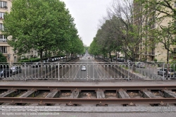 Viennaslide-05387014 Der Chemin de Fer de Petite Ceinture (Kleine Ringbahn) war eine 32 Kilometer lange, Paris umrundende Eisenbahnstrecke, die ab 1852 die in der Stadt gelegenen Endbahnhöfe miteinander verband. Sie verlief innerhalb der Stadtgrenze weitgehend entlang der Thiersschen Stadtbefestigung, einer Mitte des 19. Jahrhunderts errichteten Verteidigungsanlage, da sie auch militärischen Zwecken dienen sollte. Seit 1934 großenteils stillgelegt, sind ihre reichlich verbliebenen Gleise und Bahnhöfe seit Jahrzehnten Gegenstand von Debatten über Bebauung oder Bewahrung.