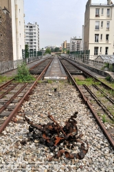 Viennaslide-05387015 Der Chemin de Fer de Petite Ceinture (Kleine Ringbahn) war eine 32 Kilometer lange, Paris umrundende Eisenbahnstrecke, die ab 1852 die in der Stadt gelegenen Endbahnhöfe miteinander verband. Sie verlief innerhalb der Stadtgrenze weitgehend entlang der Thiersschen Stadtbefestigung, einer Mitte des 19. Jahrhunderts errichteten Verteidigungsanlage, da sie auch militärischen Zwecken dienen sollte. Seit 1934 großenteils stillgelegt, sind ihre reichlich verbliebenen Gleise und Bahnhöfe seit Jahrzehnten Gegenstand von Debatten über Bebauung oder Bewahrung.