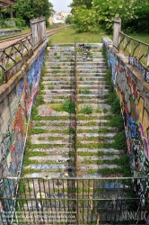 Viennaslide-05387016 Der Chemin de Fer de Petite Ceinture (Kleine Ringbahn) war eine 32 Kilometer lange, Paris umrundende Eisenbahnstrecke, die ab 1852 die in der Stadt gelegenen Endbahnhöfe miteinander verband. Sie verlief innerhalb der Stadtgrenze weitgehend entlang der Thiersschen Stadtbefestigung, einer Mitte des 19. Jahrhunderts errichteten Verteidigungsanlage, da sie auch militärischen Zwecken dienen sollte. Seit 1934 großenteils stillgelegt, sind ihre reichlich verbliebenen Gleise und Bahnhöfe seit Jahrzehnten Gegenstand von Debatten über Bebauung oder Bewahrung.