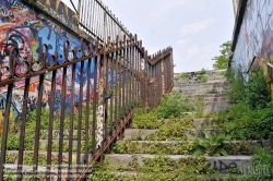 Viennaslide-05387017 Der Chemin de Fer de Petite Ceinture (Kleine Ringbahn) war eine 32 Kilometer lange, Paris umrundende Eisenbahnstrecke, die ab 1852 die in der Stadt gelegenen Endbahnhöfe miteinander verband. Sie verlief innerhalb der Stadtgrenze weitgehend entlang der Thiersschen Stadtbefestigung, einer Mitte des 19. Jahrhunderts errichteten Verteidigungsanlage, da sie auch militärischen Zwecken dienen sollte. Seit 1934 großenteils stillgelegt, sind ihre reichlich verbliebenen Gleise und Bahnhöfe seit Jahrzehnten Gegenstand von Debatten über Bebauung oder Bewahrung.