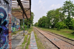 Viennaslide-05387020 Der Chemin de Fer de Petite Ceinture (Kleine Ringbahn) war eine 32 Kilometer lange, Paris umrundende Eisenbahnstrecke, die ab 1852 die in der Stadt gelegenen Endbahnhöfe miteinander verband. Sie verlief innerhalb der Stadtgrenze weitgehend entlang der Thiersschen Stadtbefestigung, einer Mitte des 19. Jahrhunderts errichteten Verteidigungsanlage, da sie auch militärischen Zwecken dienen sollte. Seit 1934 großenteils stillgelegt, sind ihre reichlich verbliebenen Gleise und Bahnhöfe seit Jahrzehnten Gegenstand von Debatten über Bebauung oder Bewahrung.