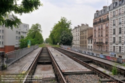 Viennaslide-05387021 Der Chemin de Fer de Petite Ceinture (Kleine Ringbahn) war eine 32 Kilometer lange, Paris umrundende Eisenbahnstrecke, die ab 1852 die in der Stadt gelegenen Endbahnhöfe miteinander verband. Sie verlief innerhalb der Stadtgrenze weitgehend entlang der Thiersschen Stadtbefestigung, einer Mitte des 19. Jahrhunderts errichteten Verteidigungsanlage, da sie auch militärischen Zwecken dienen sollte. Seit 1934 großenteils stillgelegt, sind ihre reichlich verbliebenen Gleise und Bahnhöfe seit Jahrzehnten Gegenstand von Debatten über Bebauung oder Bewahrung.