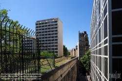 Viennaslide-05387024 Der Chemin de Fer de Petite Ceinture (Kleine Ringbahn) war eine 32 Kilometer lange, Paris umrundende Eisenbahnstrecke, die ab 1852 die in der Stadt gelegenen Endbahnhöfe miteinander verband. Sie verlief innerhalb der Stadtgrenze weitgehend entlang der Thiersschen Stadtbefestigung, einer Mitte des 19. Jahrhunderts errichteten Verteidigungsanlage, da sie auch militärischen Zwecken dienen sollte. Seit 1934 großenteils stillgelegt, sind ihre reichlich verbliebenen Gleise und Bahnhöfe seit Jahrzehnten Gegenstand von Debatten über Bebauung oder Bewahrung.