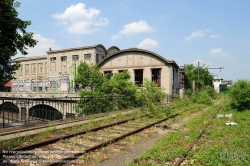 Viennaslide-05387026 Der Chemin de Fer de Petite Ceinture (Kleine Ringbahn) war eine 32 Kilometer lange, Paris umrundende Eisenbahnstrecke, die ab 1852 die in der Stadt gelegenen Endbahnhöfe miteinander verband. Sie verlief innerhalb der Stadtgrenze weitgehend entlang der Thiersschen Stadtbefestigung, einer Mitte des 19. Jahrhunderts errichteten Verteidigungsanlage, da sie auch militärischen Zwecken dienen sollte. Seit 1934 großenteils stillgelegt, sind ihre reichlich verbliebenen Gleise und Bahnhöfe seit Jahrzehnten Gegenstand von Debatten über Bebauung oder Bewahrung.