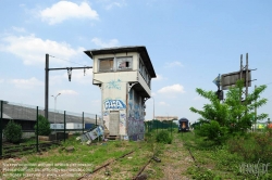 Viennaslide-05387028 Der Chemin de Fer de Petite Ceinture (Kleine Ringbahn) war eine 32 Kilometer lange, Paris umrundende Eisenbahnstrecke, die ab 1852 die in der Stadt gelegenen Endbahnhöfe miteinander verband. Sie verlief innerhalb der Stadtgrenze weitgehend entlang der Thiersschen Stadtbefestigung, einer Mitte des 19. Jahrhunderts errichteten Verteidigungsanlage, da sie auch militärischen Zwecken dienen sollte. Seit 1934 großenteils stillgelegt, sind ihre reichlich verbliebenen Gleise und Bahnhöfe seit Jahrzehnten Gegenstand von Debatten über Bebauung oder Bewahrung.