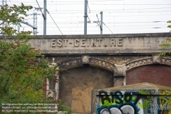 Viennaslide-05387031 Der Chemin de Fer de Petite Ceinture (Kleine Ringbahn) war eine 32 Kilometer lange, Paris umrundende Eisenbahnstrecke, die ab 1852 die in der Stadt gelegenen Endbahnhöfe miteinander verband. Sie verlief innerhalb der Stadtgrenze weitgehend entlang der Thiersschen Stadtbefestigung, einer Mitte des 19. Jahrhunderts errichteten Verteidigungsanlage, da sie auch militärischen Zwecken dienen sollte. Seit 1934 großenteils stillgelegt, sind ihre reichlich verbliebenen Gleise und Bahnhöfe seit Jahrzehnten Gegenstand von Debatten über Bebauung oder Bewahrung.