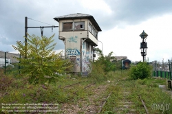 Viennaslide-05387033 Der Chemin de Fer de Petite Ceinture (Kleine Ringbahn) war eine 32 Kilometer lange, Paris umrundende Eisenbahnstrecke, die ab 1852 die in der Stadt gelegenen Endbahnhöfe miteinander verband. Sie verlief innerhalb der Stadtgrenze weitgehend entlang der Thiersschen Stadtbefestigung, einer Mitte des 19. Jahrhunderts errichteten Verteidigungsanlage, da sie auch militärischen Zwecken dienen sollte. Seit 1934 großenteils stillgelegt, sind ihre reichlich verbliebenen Gleise und Bahnhöfe seit Jahrzehnten Gegenstand von Debatten über Bebauung oder Bewahrung.