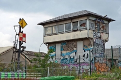 Viennaslide-05387034 Der Chemin de Fer de Petite Ceinture (Kleine Ringbahn) war eine 32 Kilometer lange, Paris umrundende Eisenbahnstrecke, die ab 1852 die in der Stadt gelegenen Endbahnhöfe miteinander verband. Sie verlief innerhalb der Stadtgrenze weitgehend entlang der Thiersschen Stadtbefestigung, einer Mitte des 19. Jahrhunderts errichteten Verteidigungsanlage, da sie auch militärischen Zwecken dienen sollte. Seit 1934 großenteils stillgelegt, sind ihre reichlich verbliebenen Gleise und Bahnhöfe seit Jahrzehnten Gegenstand von Debatten über Bebauung oder Bewahrung.