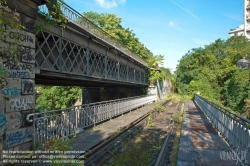 Viennaslide-05387040 Der Chemin de Fer de Petite Ceinture (Kleine Ringbahn) war eine 32 Kilometer lange, Paris umrundende Eisenbahnstrecke, die ab 1852 die in der Stadt gelegenen Endbahnhöfe miteinander verband. Sie verlief innerhalb der Stadtgrenze weitgehend entlang der Thiersschen Stadtbefestigung, einer Mitte des 19. Jahrhunderts errichteten Verteidigungsanlage, da sie auch militärischen Zwecken dienen sollte. Seit 1934 großenteils stillgelegt, sind ihre reichlich verbliebenen Gleise und Bahnhöfe seit Jahrzehnten Gegenstand von Debatten über Bebauung oder Bewahrung.