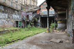 Viennaslide-05387044 Der Chemin de Fer de Petite Ceinture (Kleine Ringbahn) war eine 32 Kilometer lange, Paris umrundende Eisenbahnstrecke, die ab 1852 die in der Stadt gelegenen Endbahnhöfe miteinander verband. Sie verlief innerhalb der Stadtgrenze weitgehend entlang der Thiersschen Stadtbefestigung, einer Mitte des 19. Jahrhunderts errichteten Verteidigungsanlage, da sie auch militärischen Zwecken dienen sollte. Seit 1934 großenteils stillgelegt, sind ihre reichlich verbliebenen Gleise und Bahnhöfe seit Jahrzehnten Gegenstand von Debatten über Bebauung oder Bewahrung.