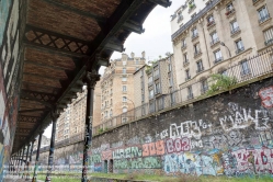 Viennaslide-05387045 Der Chemin de Fer de Petite Ceinture (Kleine Ringbahn) war eine 32 Kilometer lange, Paris umrundende Eisenbahnstrecke, die ab 1852 die in der Stadt gelegenen Endbahnhöfe miteinander verband. Sie verlief innerhalb der Stadtgrenze weitgehend entlang der Thiersschen Stadtbefestigung, einer Mitte des 19. Jahrhunderts errichteten Verteidigungsanlage, da sie auch militärischen Zwecken dienen sollte. Seit 1934 großenteils stillgelegt, sind ihre reichlich verbliebenen Gleise und Bahnhöfe seit Jahrzehnten Gegenstand von Debatten über Bebauung oder Bewahrung.