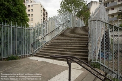 Viennaslide-05387047 Der Chemin de Fer de Petite Ceinture (Kleine Ringbahn) war eine 32 Kilometer lange, Paris umrundende Eisenbahnstrecke, die ab 1852 die in der Stadt gelegenen Endbahnhöfe miteinander verband. Sie verlief innerhalb der Stadtgrenze weitgehend entlang der Thiersschen Stadtbefestigung, einer Mitte des 19. Jahrhunderts errichteten Verteidigungsanlage, da sie auch militärischen Zwecken dienen sollte. Seit 1934 großenteils stillgelegt, sind ihre reichlich verbliebenen Gleise und Bahnhöfe seit Jahrzehnten Gegenstand von Debatten über Bebauung oder Bewahrung.