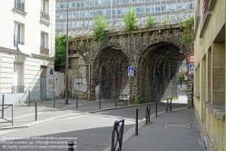 Viennaslide-05387050 Der Chemin de Fer de Petite Ceinture (Kleine Ringbahn) war eine 32 Kilometer lange, Paris umrundende Eisenbahnstrecke, die ab 1852 die in der Stadt gelegenen Endbahnhöfe miteinander verband. Sie verlief innerhalb der Stadtgrenze weitgehend entlang der Thiersschen Stadtbefestigung, einer Mitte des 19. Jahrhunderts errichteten Verteidigungsanlage, da sie auch militärischen Zwecken dienen sollte. Seit 1934 großenteils stillgelegt, sind ihre reichlich verbliebenen Gleise und Bahnhöfe seit Jahrzehnten Gegenstand von Debatten über Bebauung oder Bewahrung.