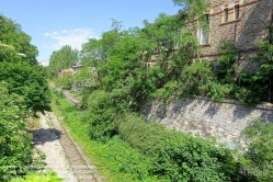 Viennaslide-05387055 Der Chemin de Fer de Petite Ceinture (Kleine Ringbahn) war eine 32 Kilometer lange, Paris umrundende Eisenbahnstrecke, die ab 1852 die in der Stadt gelegenen Endbahnhöfe miteinander verband. Sie verlief innerhalb der Stadtgrenze weitgehend entlang der Thiersschen Stadtbefestigung, einer Mitte des 19. Jahrhunderts errichteten Verteidigungsanlage, da sie auch militärischen Zwecken dienen sollte. Seit 1934 großenteils stillgelegt, sind ihre reichlich verbliebenen Gleise und Bahnhöfe seit Jahrzehnten Gegenstand von Debatten über Bebauung oder Bewahrung.