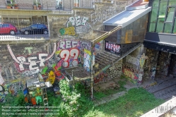 Viennaslide-05387057 Der Chemin de Fer de Petite Ceinture (Kleine Ringbahn) war eine 32 Kilometer lange, Paris umrundende Eisenbahnstrecke, die ab 1852 die in der Stadt gelegenen Endbahnhöfe miteinander verband. Sie verlief innerhalb der Stadtgrenze weitgehend entlang der Thiersschen Stadtbefestigung, einer Mitte des 19. Jahrhunderts errichteten Verteidigungsanlage, da sie auch militärischen Zwecken dienen sollte. Seit 1934 großenteils stillgelegt, sind ihre reichlich verbliebenen Gleise und Bahnhöfe seit Jahrzehnten Gegenstand von Debatten über Bebauung oder Bewahrung.