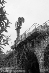 Viennaslide-05387063 Der Chemin de Fer de Petite Ceinture (Kleine Ringbahn) war eine 32 Kilometer lange, Paris umrundende Eisenbahnstrecke, die ab 1852 die in der Stadt gelegenen Endbahnhöfe miteinander verband. Sie verlief innerhalb der Stadtgrenze weitgehend entlang der Thiersschen Stadtbefestigung, einer Mitte des 19. Jahrhunderts errichteten Verteidigungsanlage, da sie auch militärischen Zwecken dienen sollte. Seit 1934 großenteils stillgelegt, sind ihre reichlich verbliebenen Gleise und Bahnhöfe seit Jahrzehnten Gegenstand von Debatten über Bebauung oder Bewahrung.