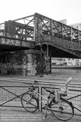 Viennaslide-05387065 Der Chemin de Fer de Petite Ceinture (Kleine Ringbahn) war eine 32 Kilometer lange, Paris umrundende Eisenbahnstrecke, die ab 1852 die in der Stadt gelegenen Endbahnhöfe miteinander verband. Sie verlief innerhalb der Stadtgrenze weitgehend entlang der Thiersschen Stadtbefestigung, einer Mitte des 19. Jahrhunderts errichteten Verteidigungsanlage, da sie auch militärischen Zwecken dienen sollte. Seit 1934 großenteils stillgelegt, sind ihre reichlich verbliebenen Gleise und Bahnhöfe seit Jahrzehnten Gegenstand von Debatten über Bebauung oder Bewahrung.