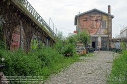 Viennaslide-05387067 Der Chemin de Fer de Petite Ceinture (Kleine Ringbahn) war eine 32 Kilometer lange, Paris umrundende Eisenbahnstrecke, die ab 1852 die in der Stadt gelegenen Endbahnhöfe miteinander verband. Sie verlief innerhalb der Stadtgrenze weitgehend entlang der Thiersschen Stadtbefestigung, einer Mitte des 19. Jahrhunderts errichteten Verteidigungsanlage, da sie auch militärischen Zwecken dienen sollte. Seit 1934 großenteils stillgelegt, sind ihre reichlich verbliebenen Gleise und Bahnhöfe seit Jahrzehnten Gegenstand von Debatten über Bebauung oder Bewahrung.