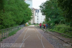 Viennaslide-05387901 Der Chemin de Fer de Petite Ceinture (Kleine Ringbahn) war eine 32 Kilometer lange, Paris umrundende Eisenbahnstrecke, die ab 1852 die in der Stadt gelegenen Endbahnhöfe miteinander verband. Sie verlief innerhalb der Stadtgrenze weitgehend entlang der Thiersschen Stadtbefestigung, einer Mitte des 19. Jahrhunderts errichteten Verteidigungsanlage, da sie auch militärischen Zwecken dienen sollte. Seit 1934 großenteils stillgelegt, sind ihre reichlich verbliebenen Gleise und Bahnhöfe seit Jahrzehnten Gegenstand von Debatten über Bebauung oder Bewahrung.