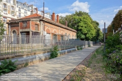 Viennaslide-05387909 Der Chemin de Fer de Petite Ceinture (Kleine Ringbahn) war eine 32 Kilometer lange, Paris umrundende Eisenbahnstrecke, die ab 1852 die in der Stadt gelegenen Endbahnhöfe miteinander verband. Sie verlief innerhalb der Stadtgrenze weitgehend entlang der Thiersschen Stadtbefestigung, einer Mitte des 19. Jahrhunderts errichteten Verteidigungsanlage, da sie auch militärischen Zwecken dienen sollte. Seit 1934 großenteils stillgelegt, sind ihre reichlich verbliebenen Gleise und Bahnhöfe seit Jahrzehnten Gegenstand von Debatten über Bebauung oder Bewahrung.